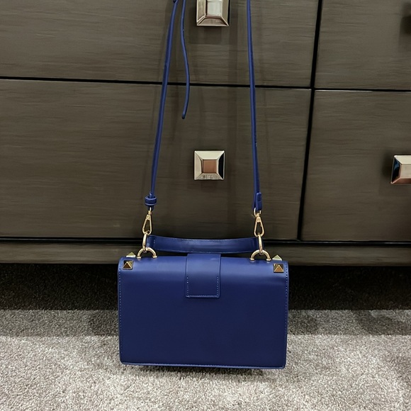 Truly unique, fun handbag with short handle or long crossbody strap. - Picture 4 of 7